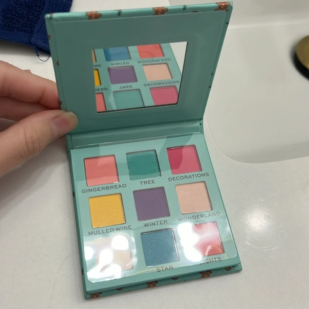 Friends x Revolution eyeshadow palette - Picture 2 of 4